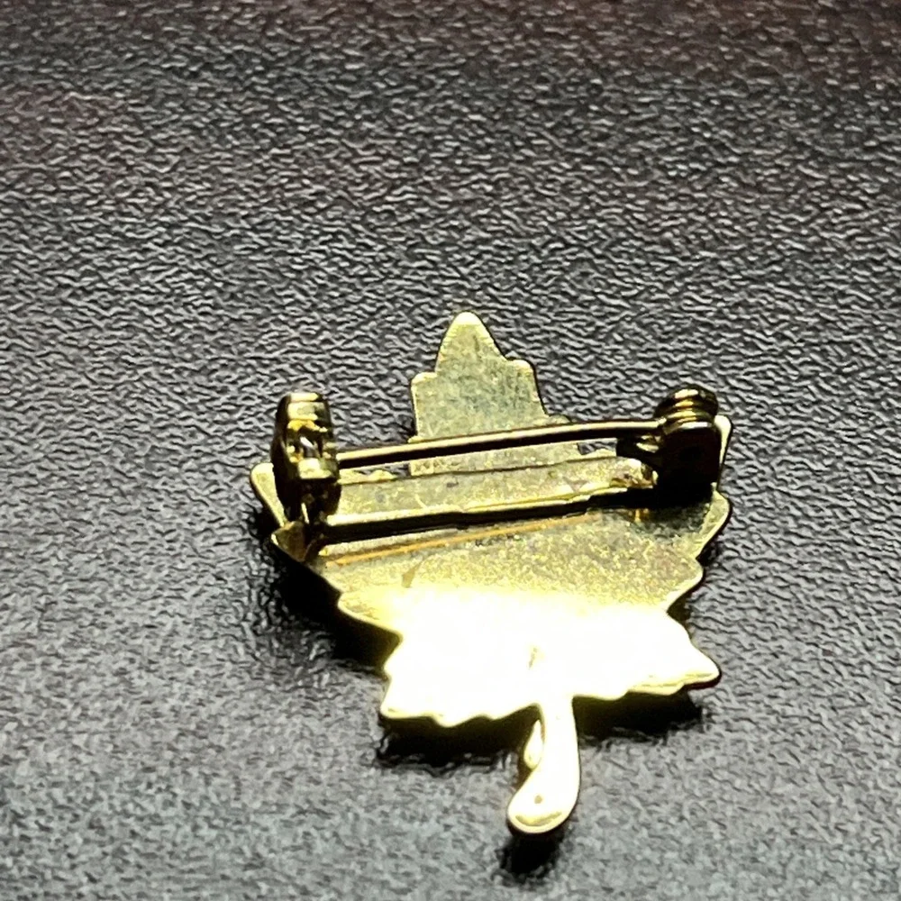Calgary Canada Maple Leaf Lapel‎ Hat Pin